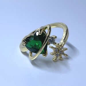 Anillo Dorado con Corazón Verde